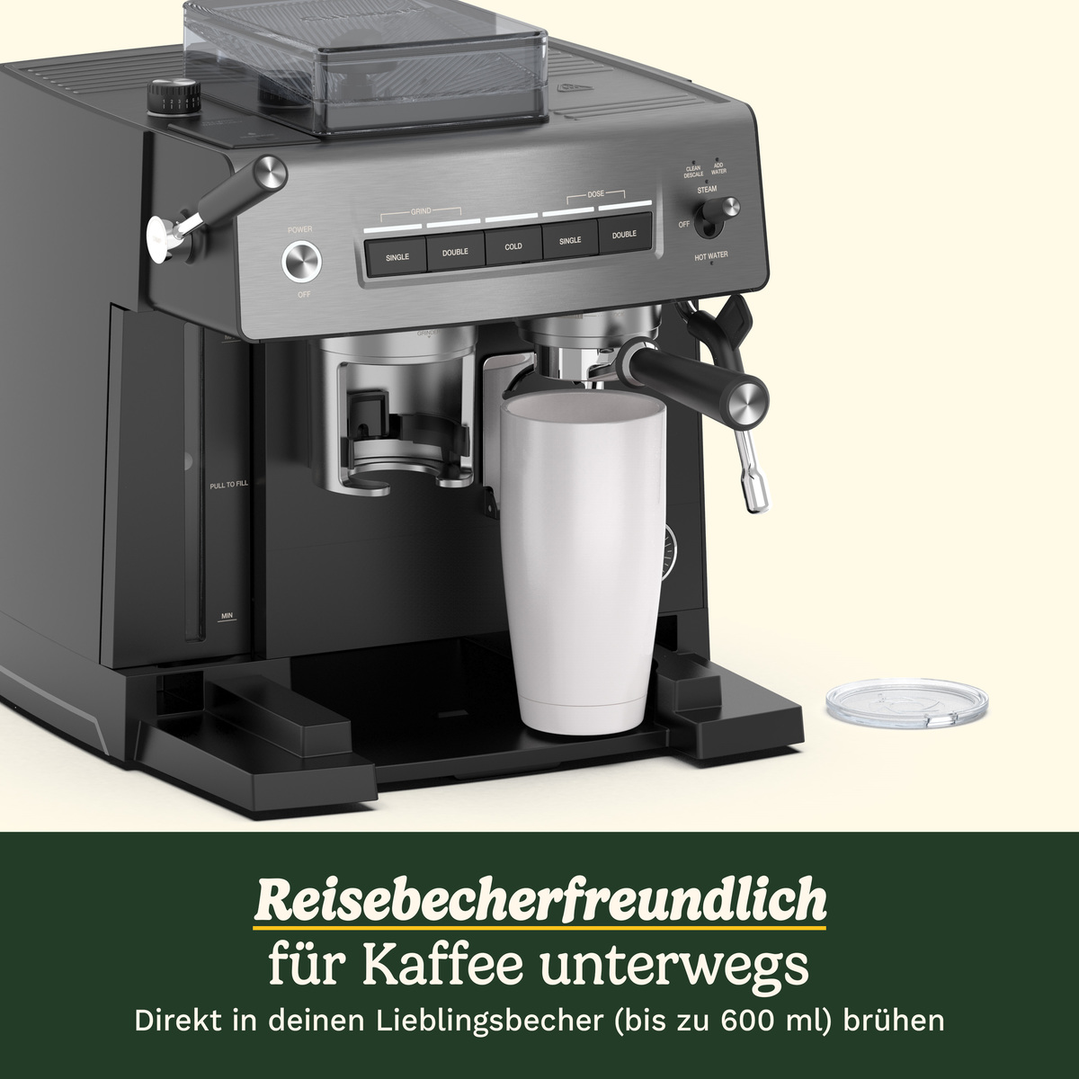 Moderne Kaffeemaschine in Schwarz und Silber mit einem weißen Becher auf der Tropfschale.
