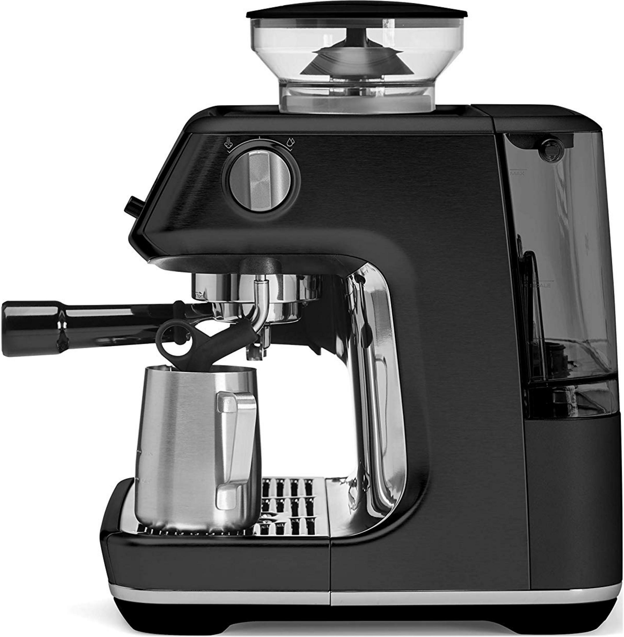 Une machine à espresso noire avec broyeur intégré et pichet à lait sur fond blanc.