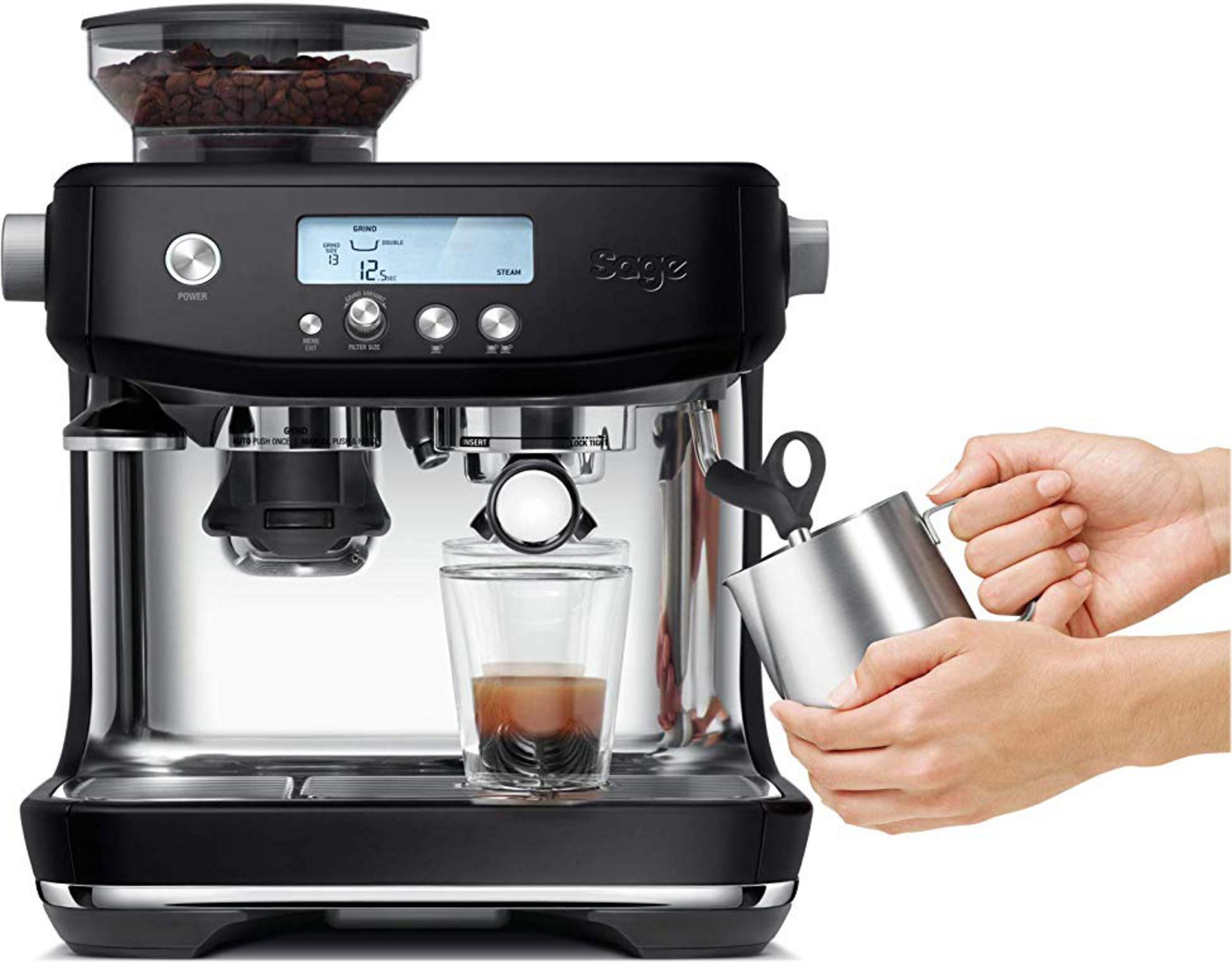 Une machine à espresso Sage noire avec un réservoir de grains, un écran et un pichet à lait.
