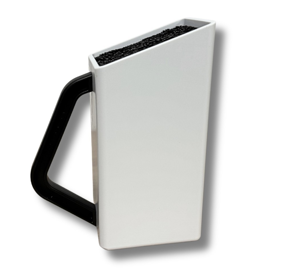 Un bloque de cuchillos blanco con mango negro e inserción de cerdas negras sobre fondo blanco.