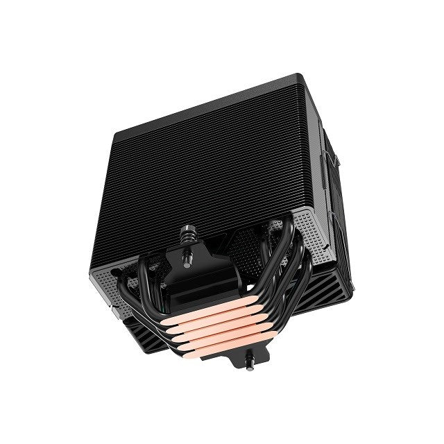 Un disipador de CPU negro con tubos de calor de cobre sobre fondo blanco.