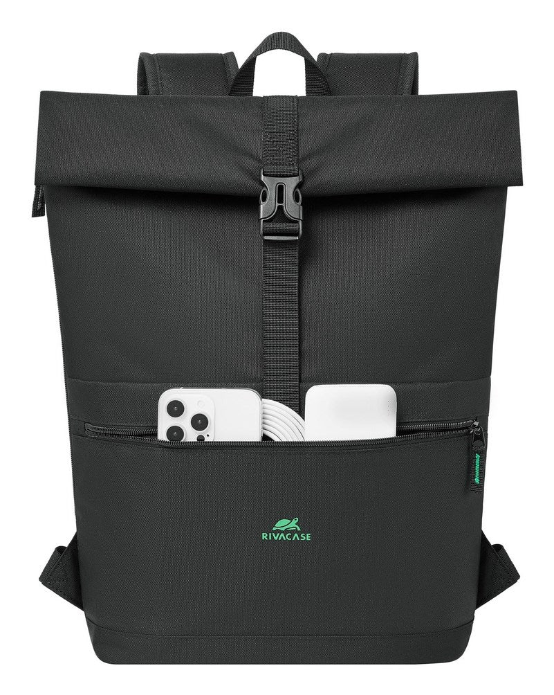 Zaino nero rolltop con tasca frontale contenente telefono, cavo e power bank su sfondo bianco.