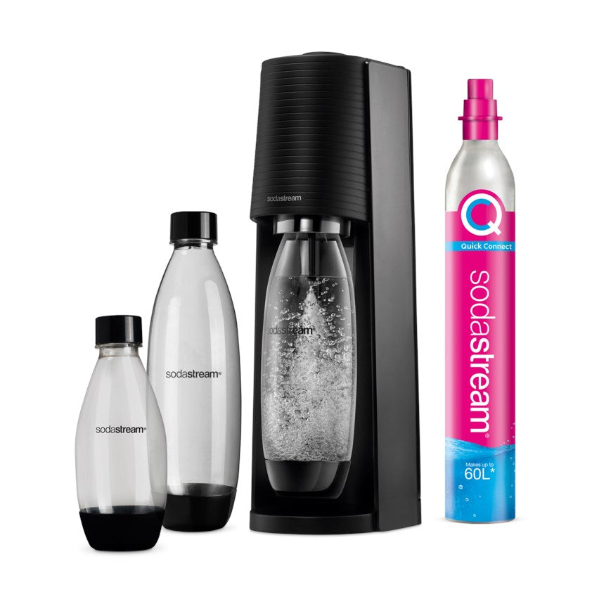 Ein schwarzer SodaStream-Wassersprudler mit zwei leeren Flaschen und einem rosa CO2-Zylinder auf weißem Hintergrund.