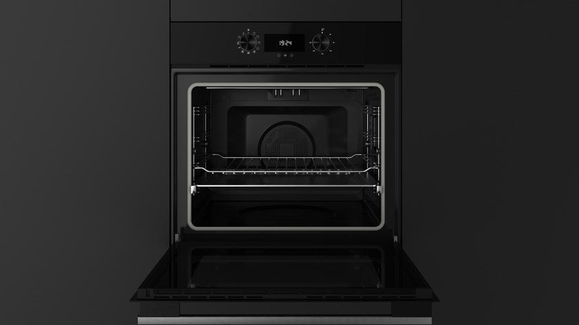 Un horno empotrado negro con puerta abierta, luz interior y dos rejillas sobre un fondo oscuro.