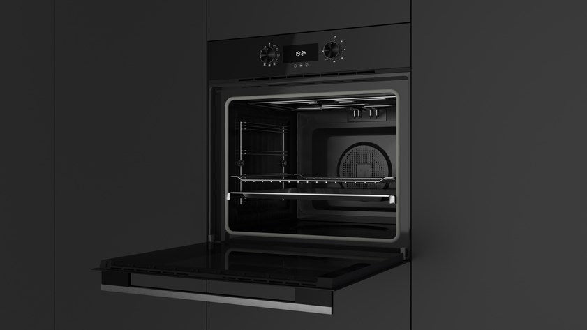 Moderno horno empotrado negro con puerta abierta y pantalla digital en una cocina oscura.
