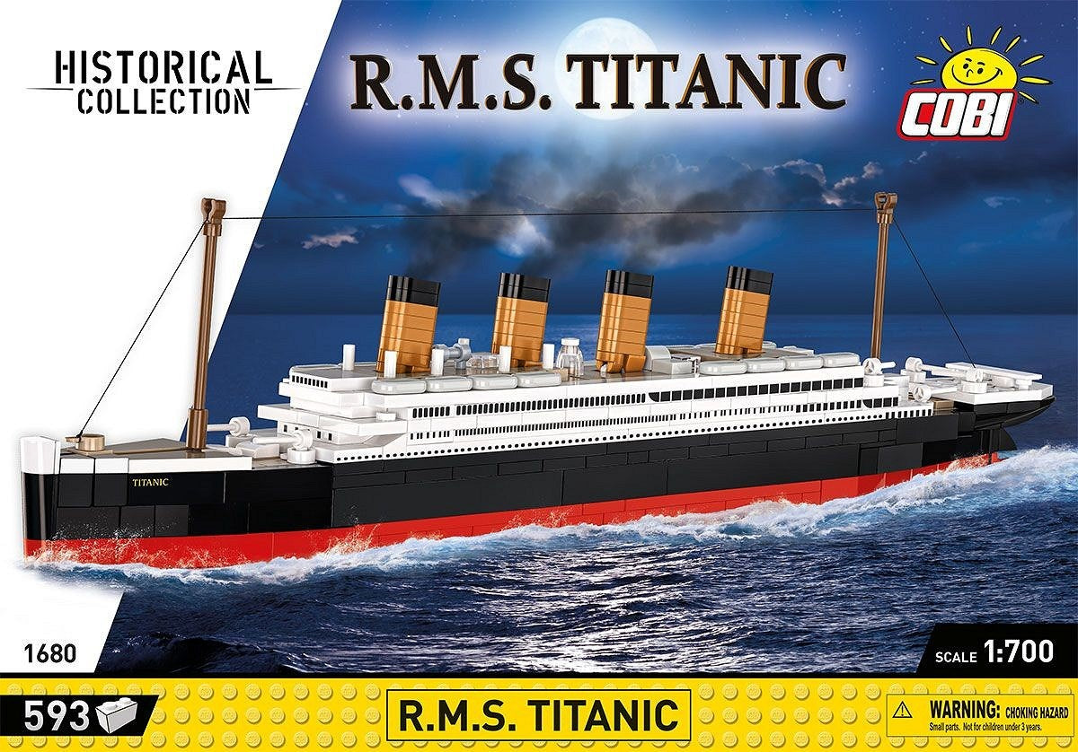 Model z klocków Cobi przedstawiający RMS Titanic płynie po niebieskiej wodzie pod księżycowym niebem.