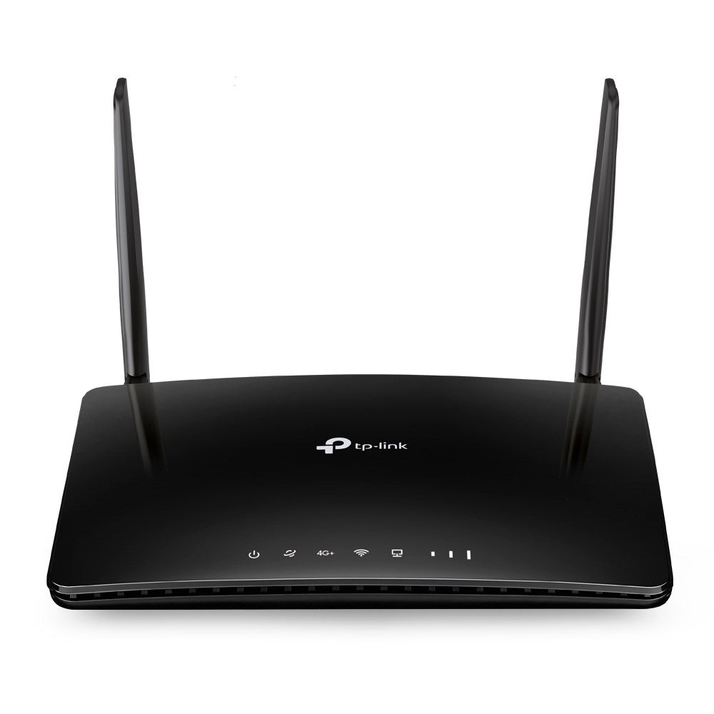 Un enrutador TP-Link negro con dos antenas e indicadores LED frontales sobre fondo blanco.