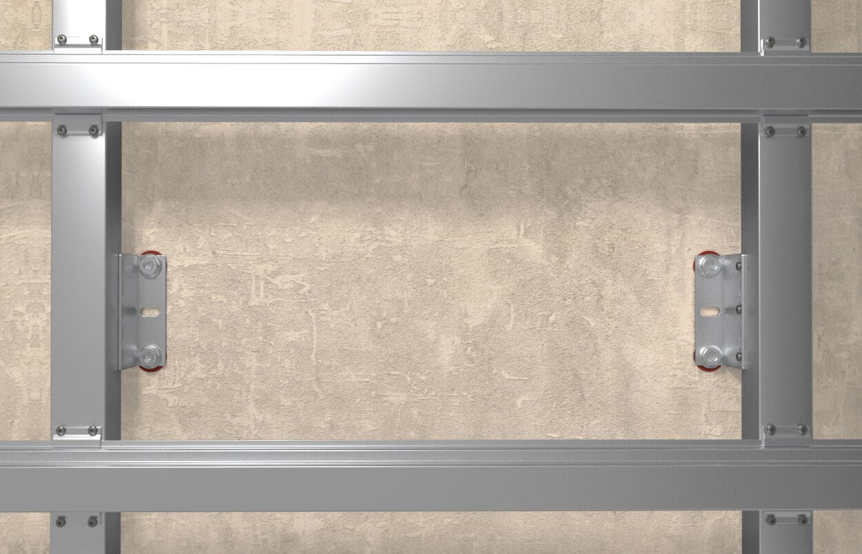 Metallrahmenkonstruktion montiert an einer hellen Wand mit sichtbaren Schrauben und Halterungen.