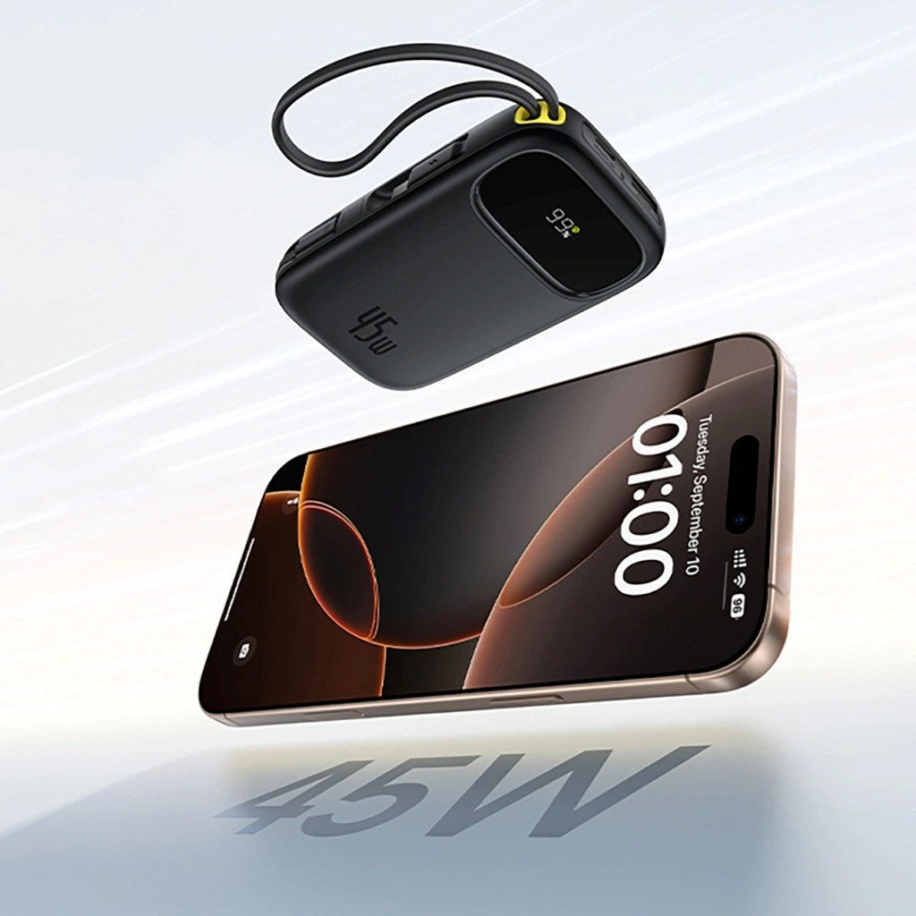 Un power bank nero da 45 W fluttua sopra uno smartphone che mostra l'1:00 sullo schermo.