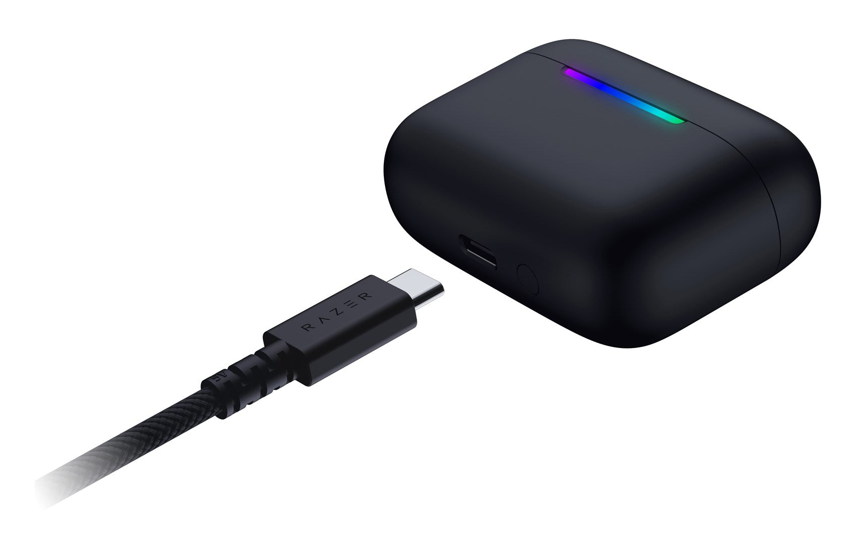 Una custodia per auricolari wireless nera con illuminazione RGB si trova accanto a un cavo USB-C intrecciato su sfondo bianco.