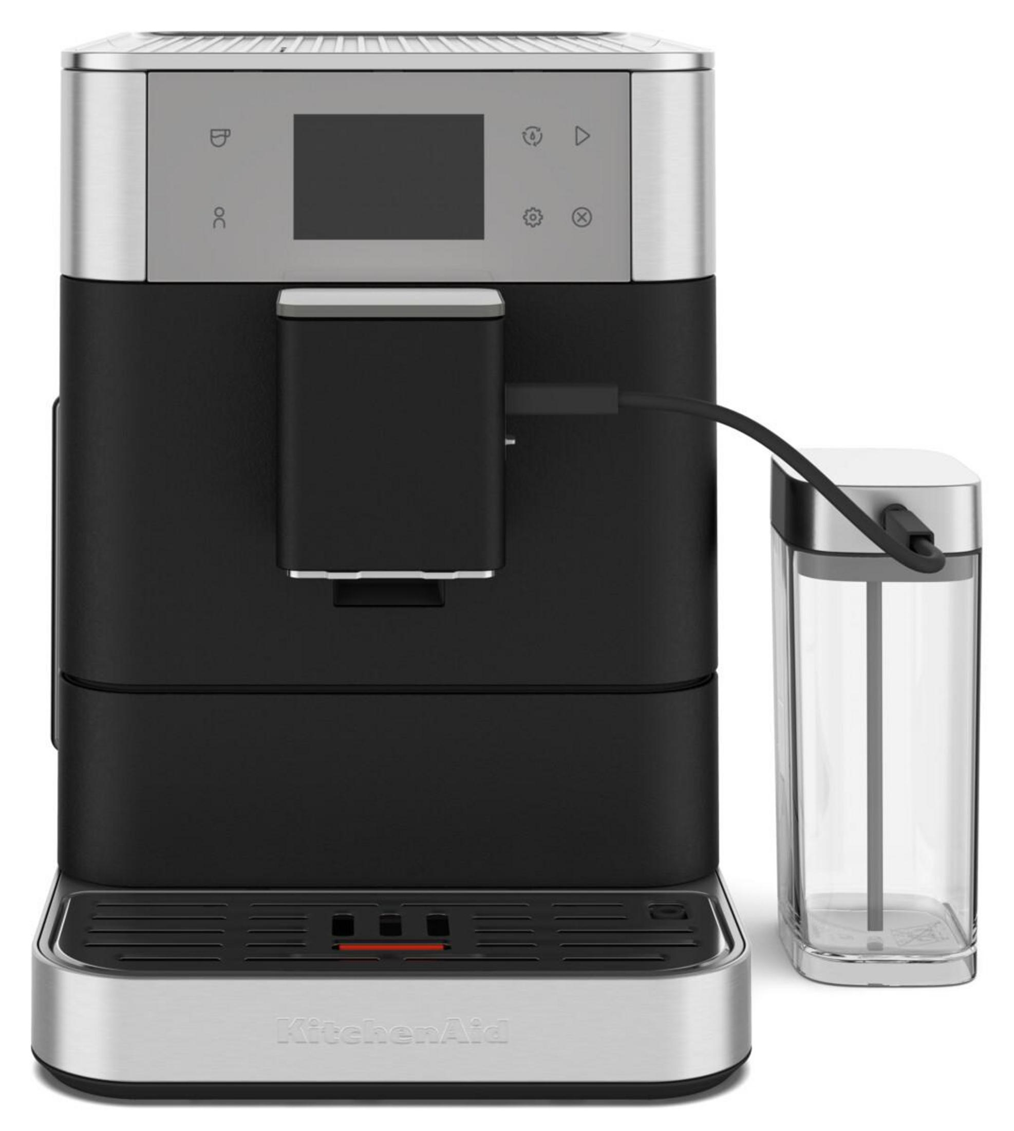 Dijital ekranlı ve sağ tarafında şeffaf süt haznesi bulunan siyah ve gümüş renkli bir KitchenAid kahve makinesi.