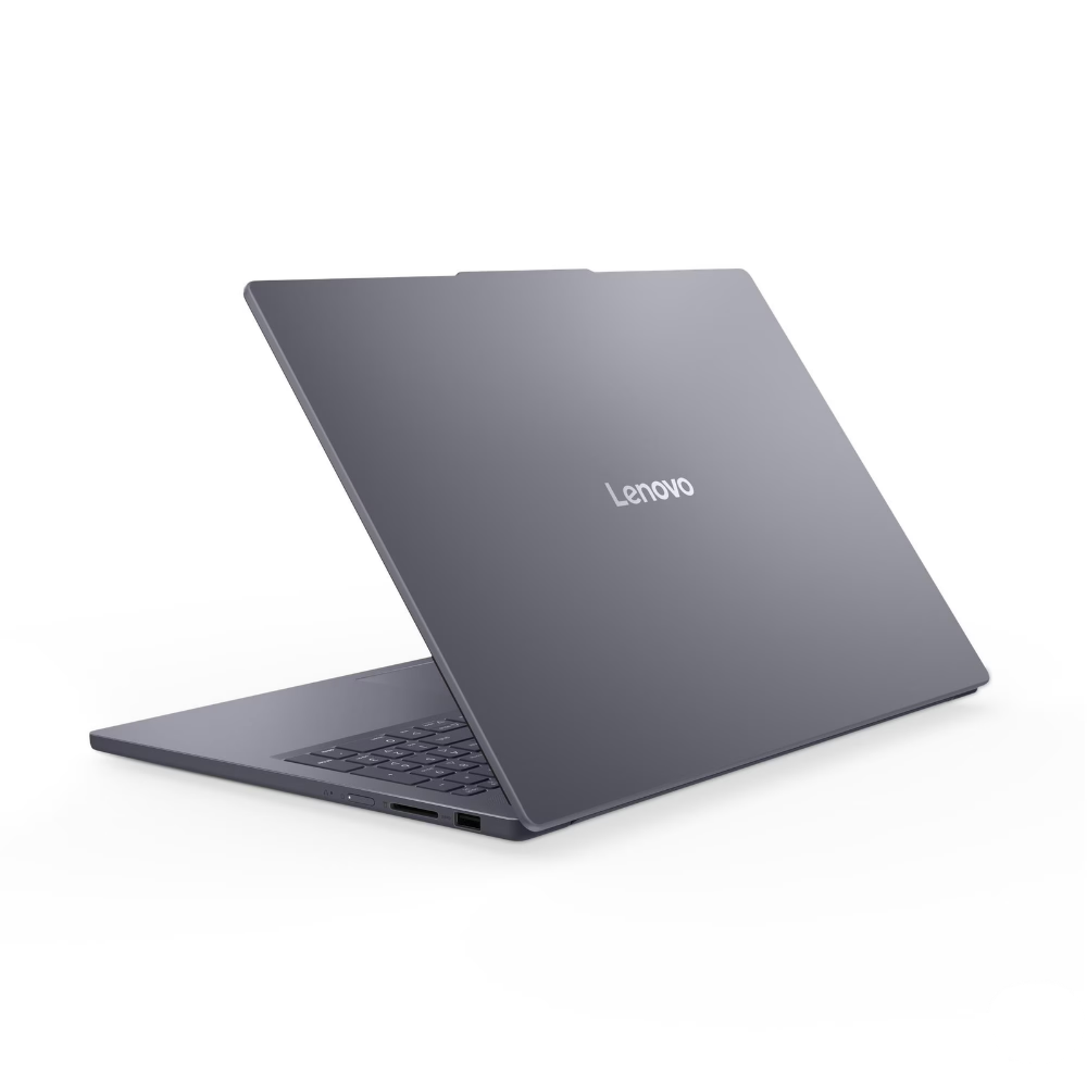 Beyaz bir zemin üzerinde gri bir Lenovo dizüstü bilgisayar, logosuyla birlikte kapalı arka kısmı görünüyor.