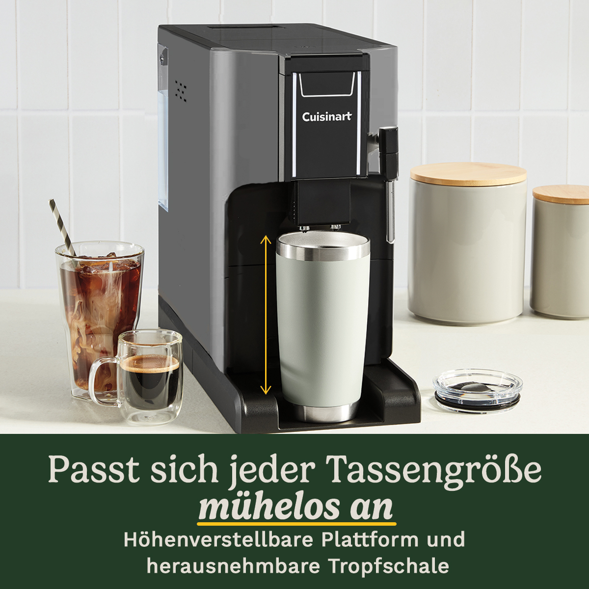 Cafetera Cuisinart gris con taza térmica, café helado y tarros en la encimera.
