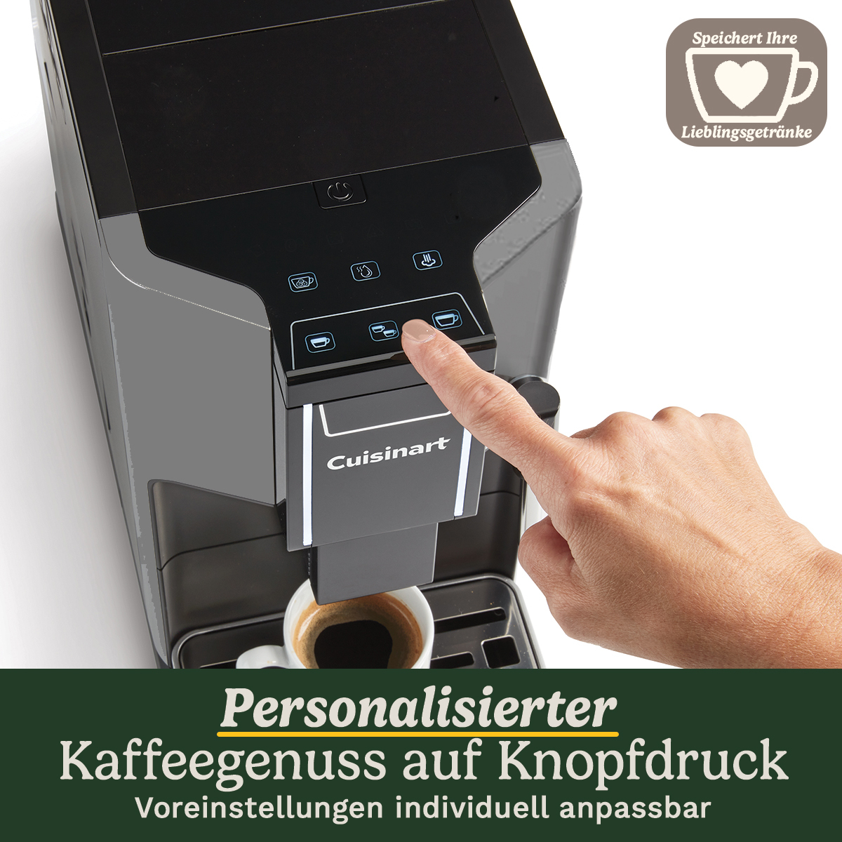 Una mano presiona un botón azul en una cafetera Cuisinart gris, con una taza de café debajo.