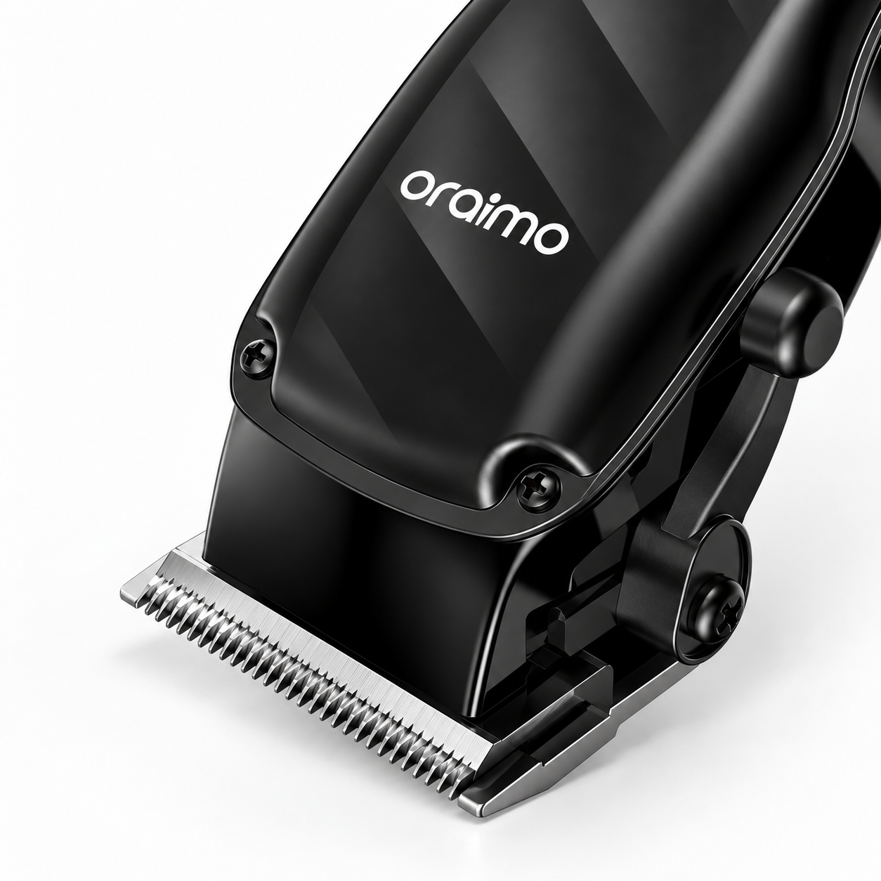 Beyaz arka planda gümüş metal bıçaklı parlak siyah Oraimo saç kesme makinesi.