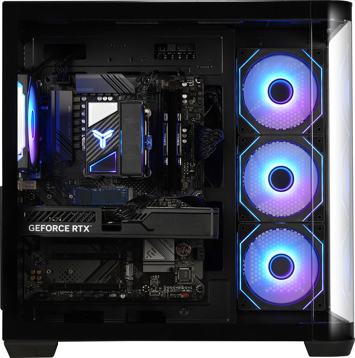 Inneres eines Gaming-PCs mit Mainboard, GeForce RTX Grafikkarten und drei blau leuchtenden Lüftern.
