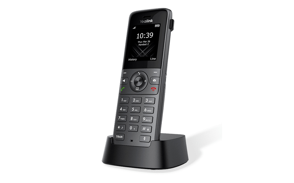 Beyaz arka planda uyumlu bir şarj standında siyah Yealink kablosuz telefon.