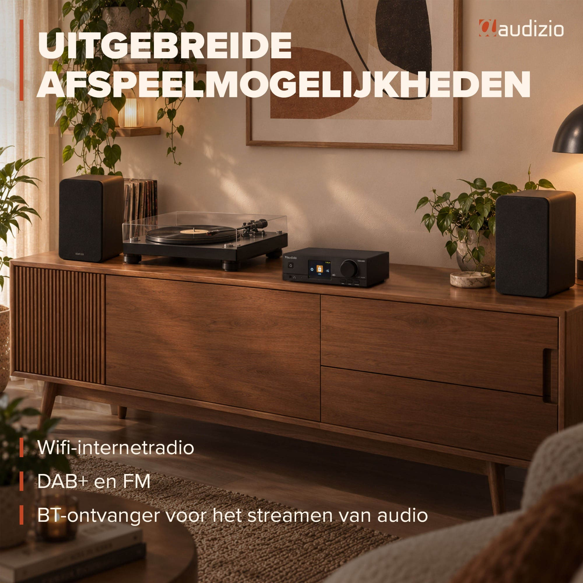 Un mueble de madera cuenta con un tocadiscos, amplificador y altavoces en una sala acogedora.