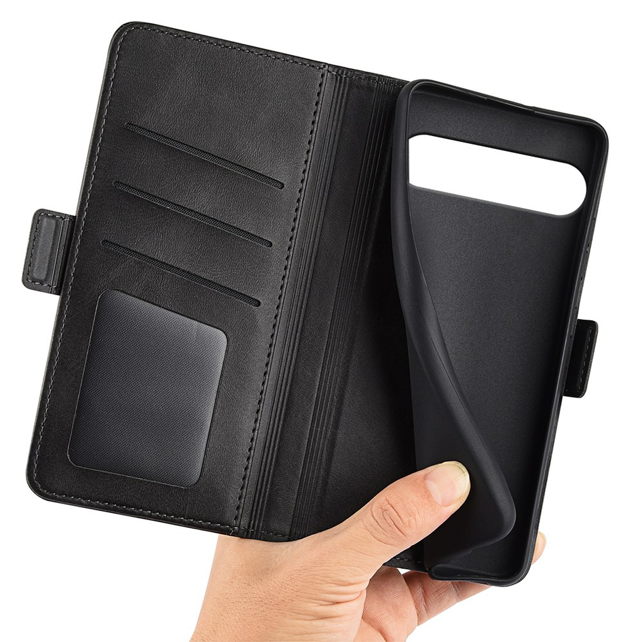 Une main tient un étui de téléphone portefeuille en cuir noir avec des fentes pour cartes.