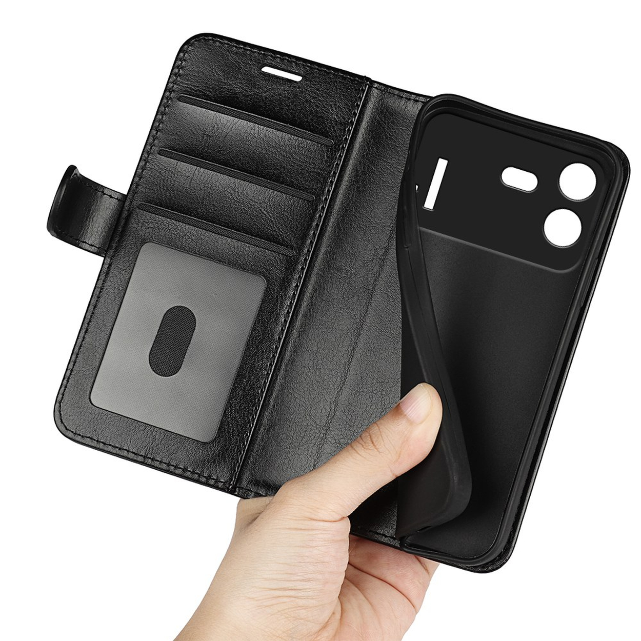 Een hand houdt een open zwart leren telefoonhoesje met kaartsleuven vast.