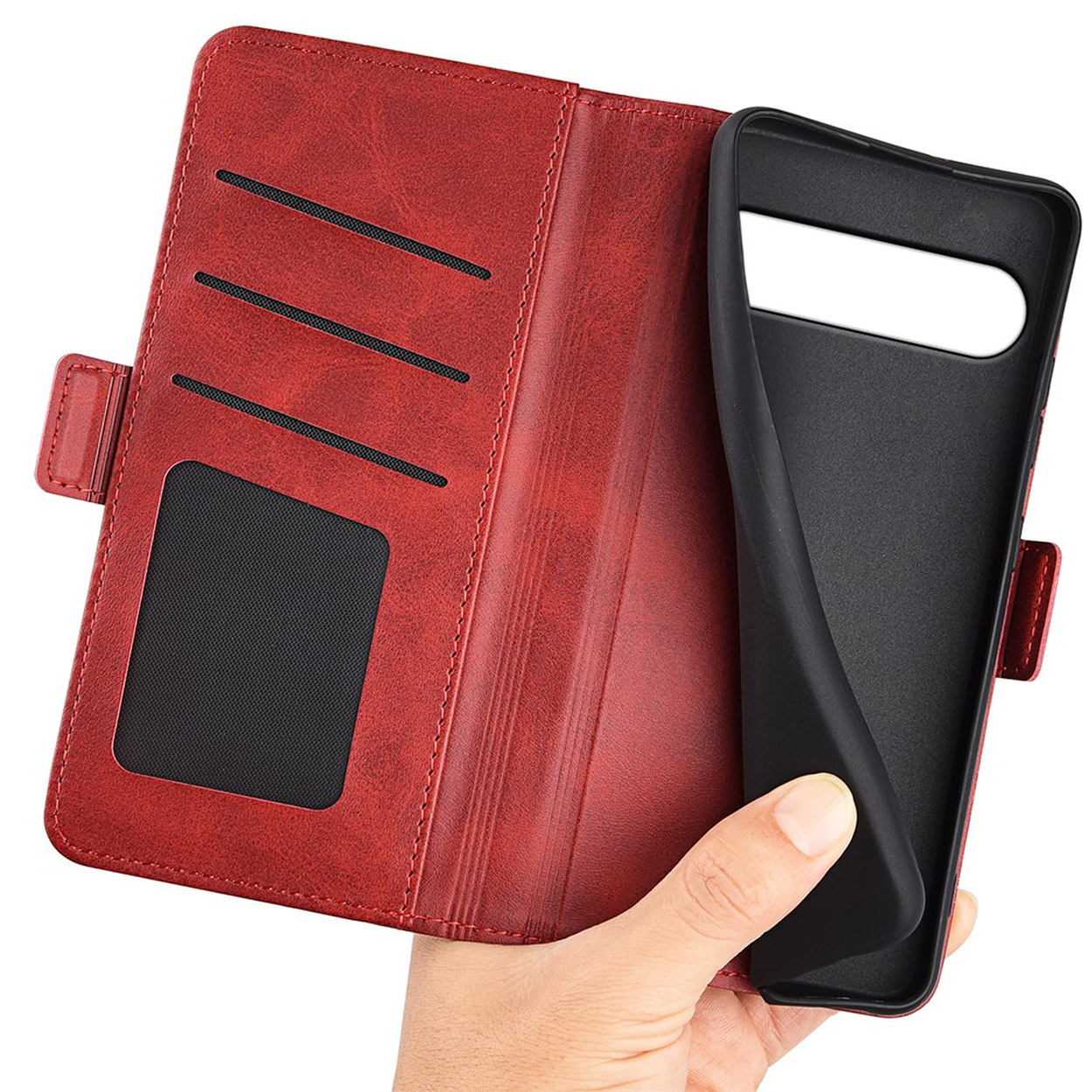 Une main tient un étui de téléphone en cuir rouge avec fentes pour cartes.