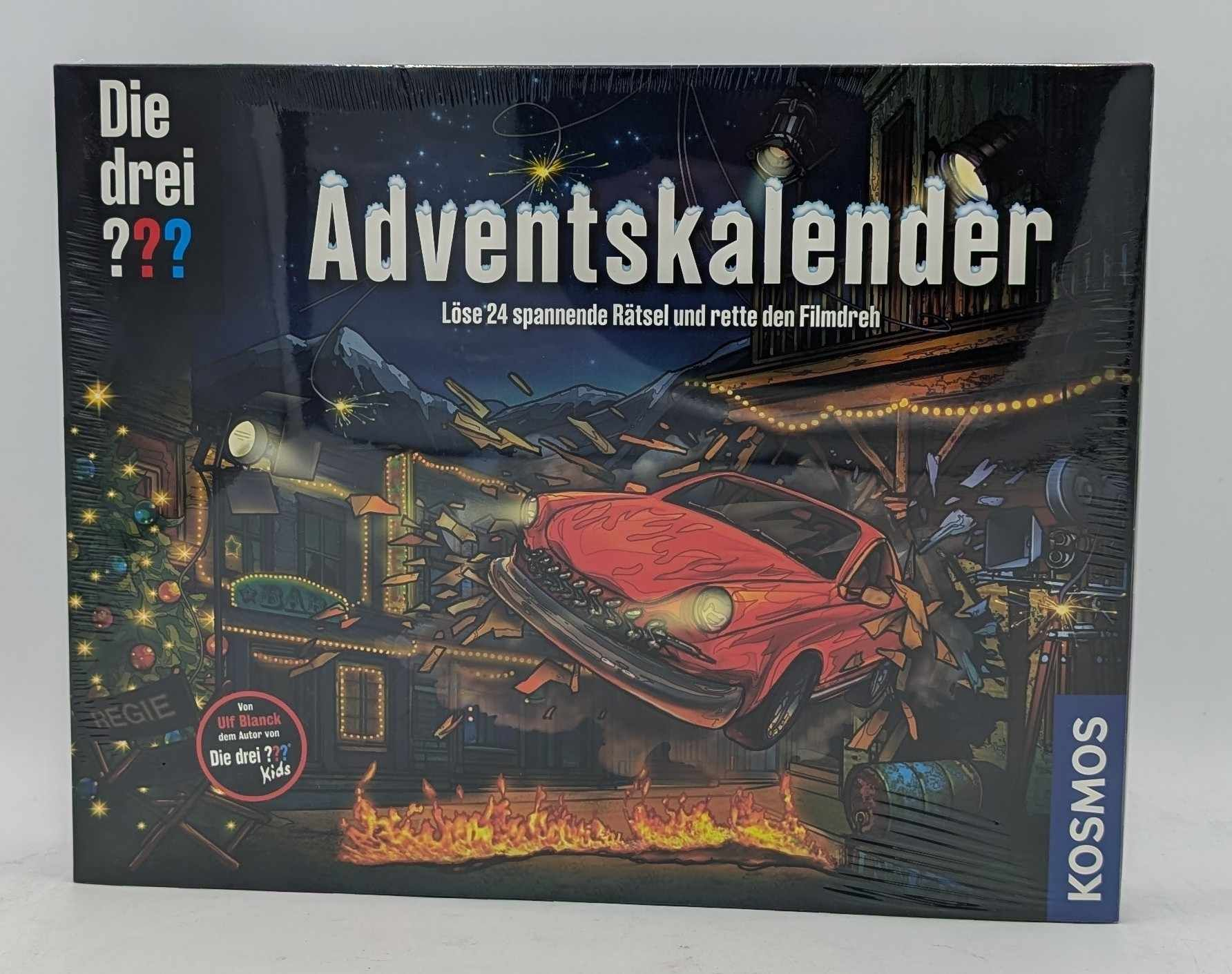 Ein Cover des Die drei ??? Adventskalenders mit einem roten Auto, das durch ein Gebäude kracht.