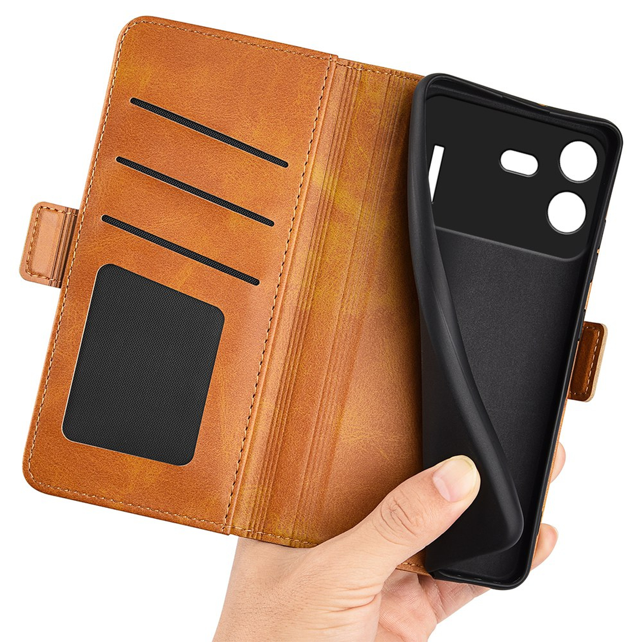 Een hand houdt een bruine lederen portemonnee telefoonhoesje met pasjesvakken.