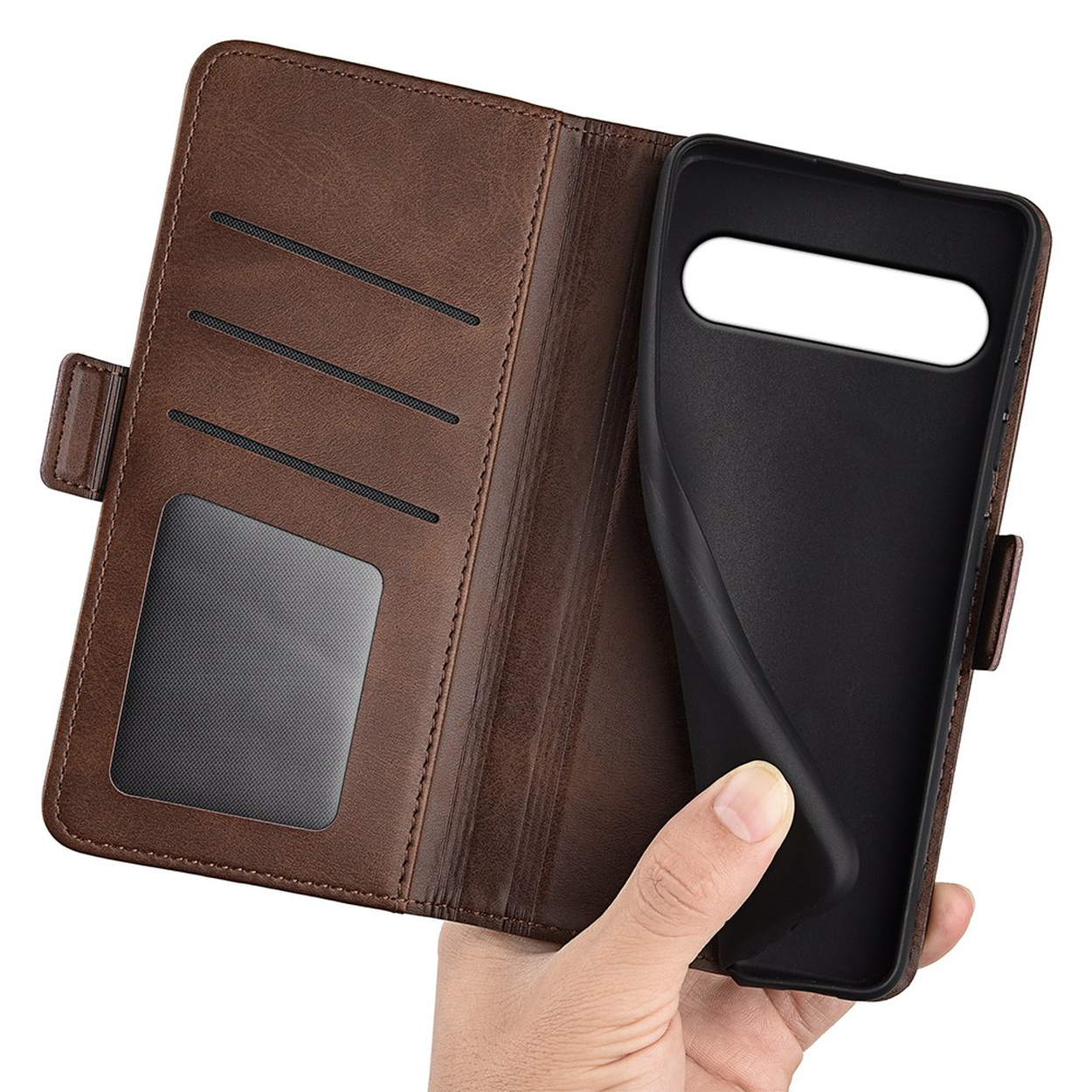 Une main tient un étui de téléphone en cuir marron avec des fentes pour cartes et une coque noire.