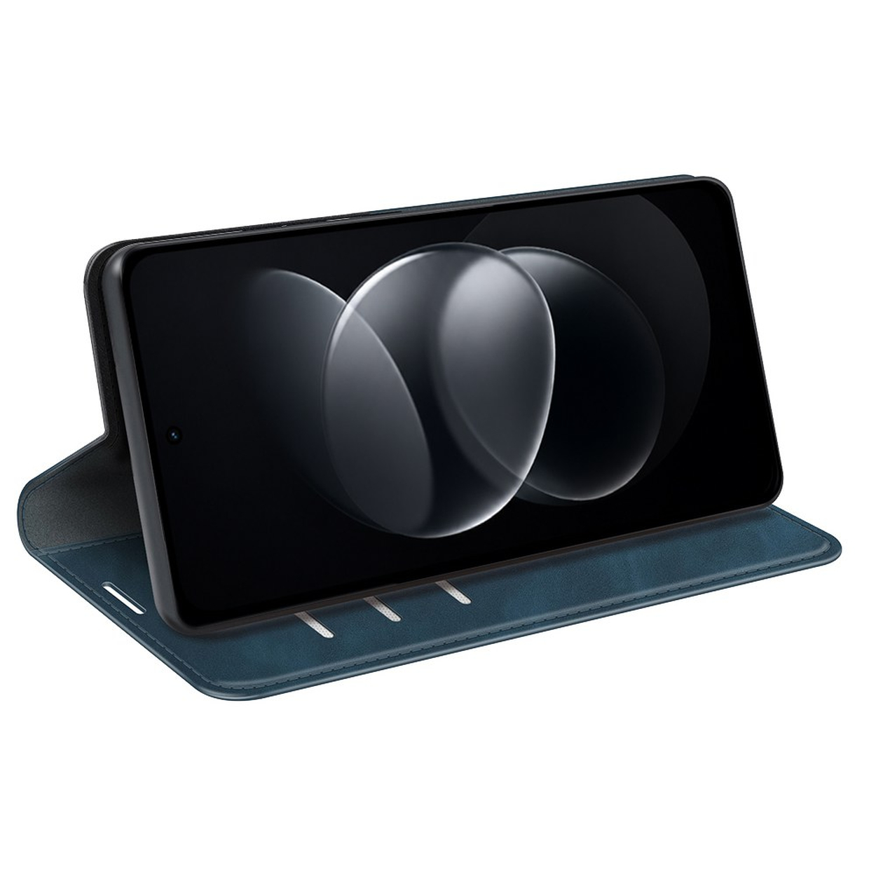 Een smartphone staat horizontaal in een blauwe lederen flipcase op een witte achtergrond.
