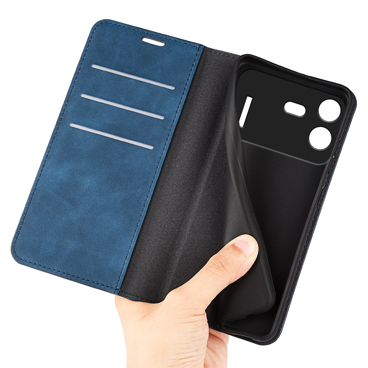 Een hand houdt een open blauwe lederen telefoonhoes met kaartsleuven tegen een witte achtergrond.
