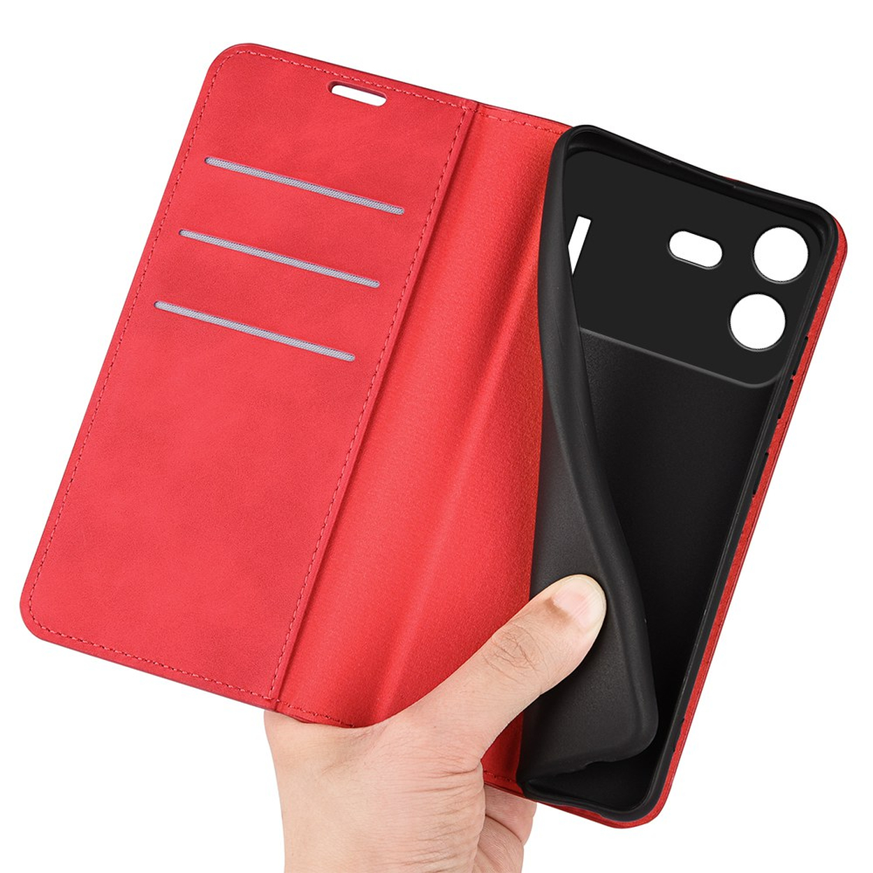 Een hand houdt een rode leren portemonnee-telefoonhoes met pasjeshouder en zwarte hoes.