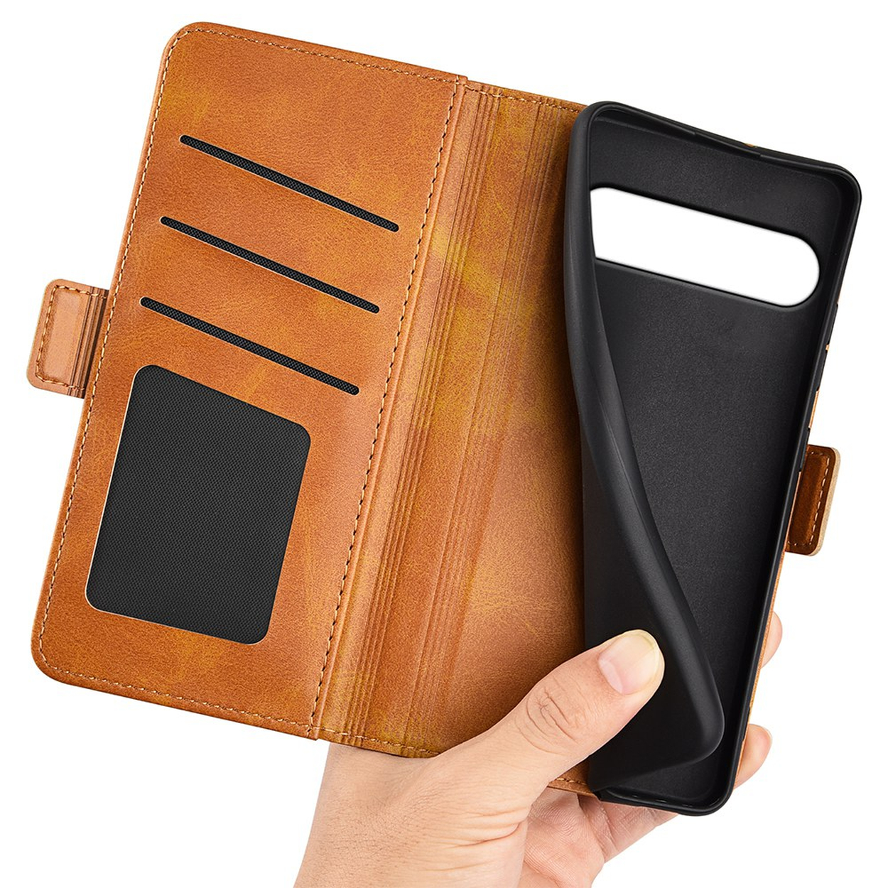 Étui de téléphone en cuir marron avec fentes pour cartes et coque intérieure noire, tenu dans une main.