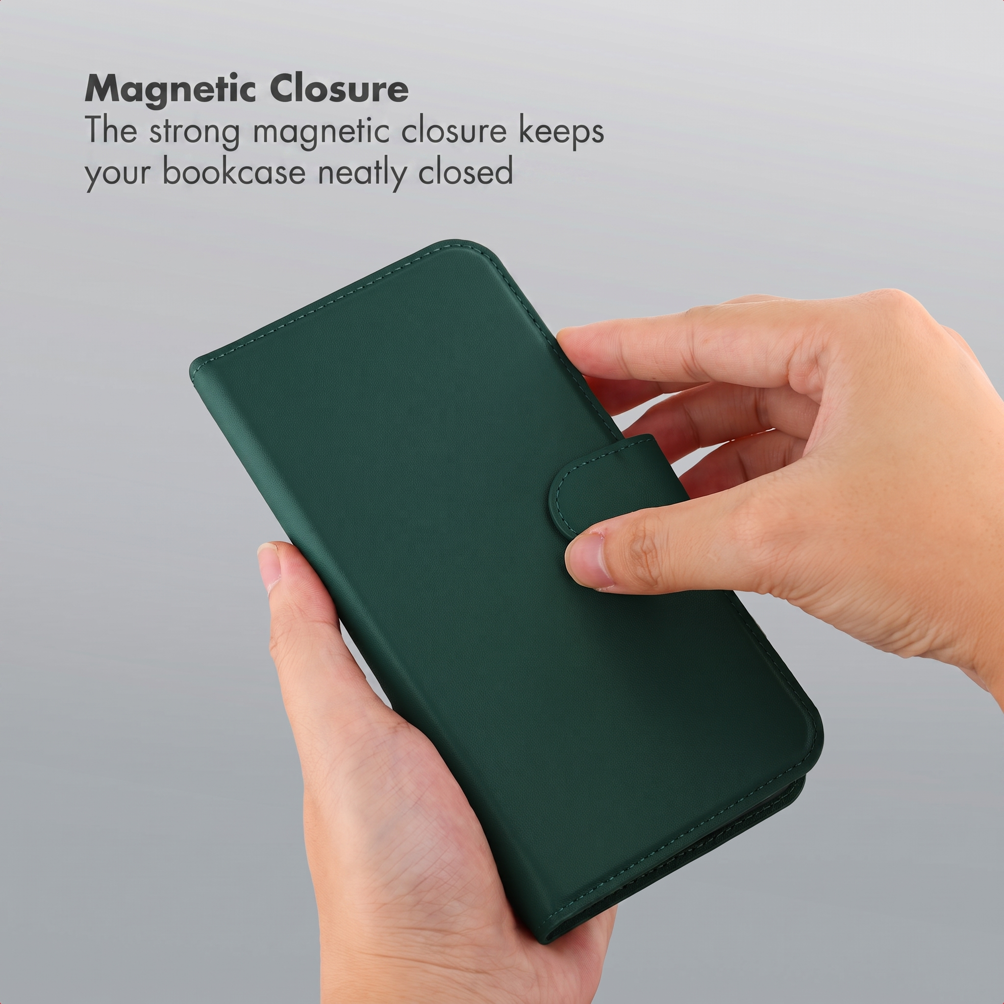 Mains tenant un étui de smartphone vert avec fermeture magnétique.