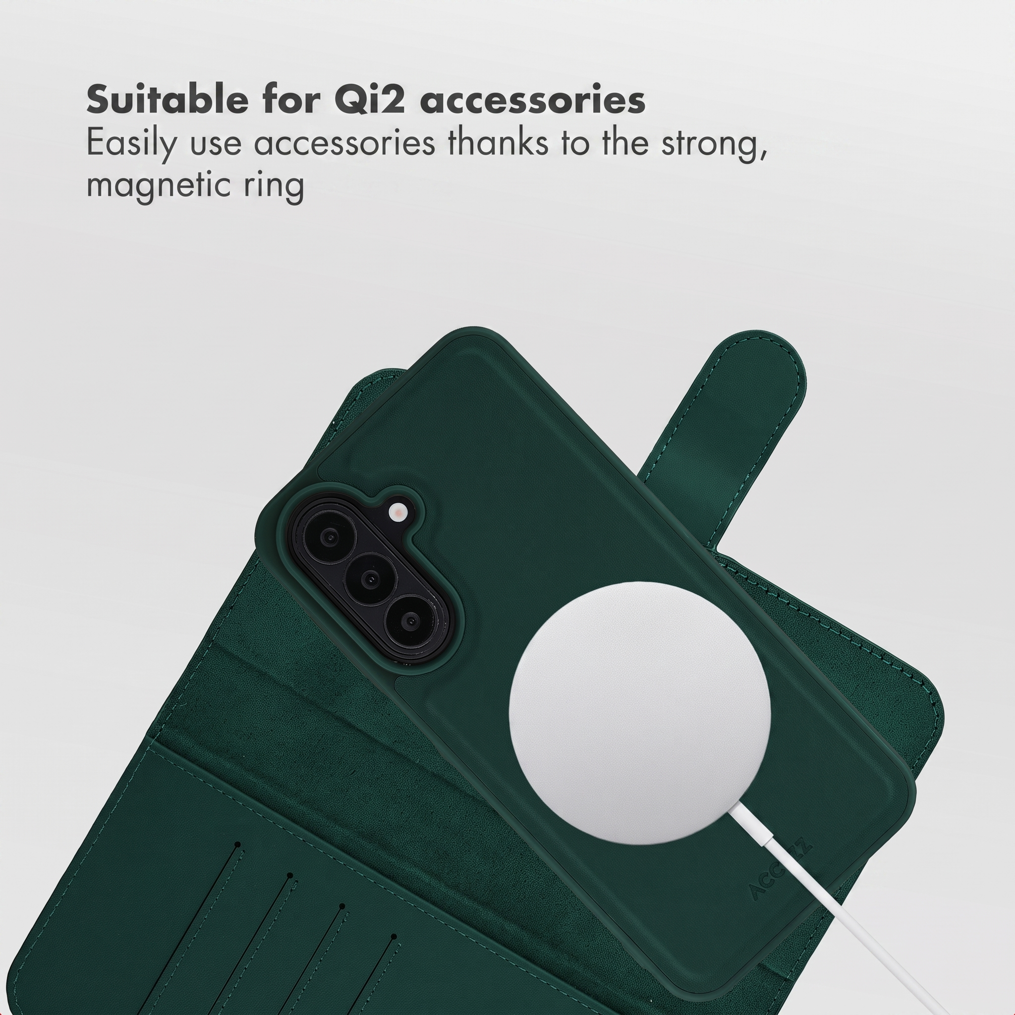 Coque de téléphone verte avec anneau magnétique compatible Qi2 et chargeur blanc.