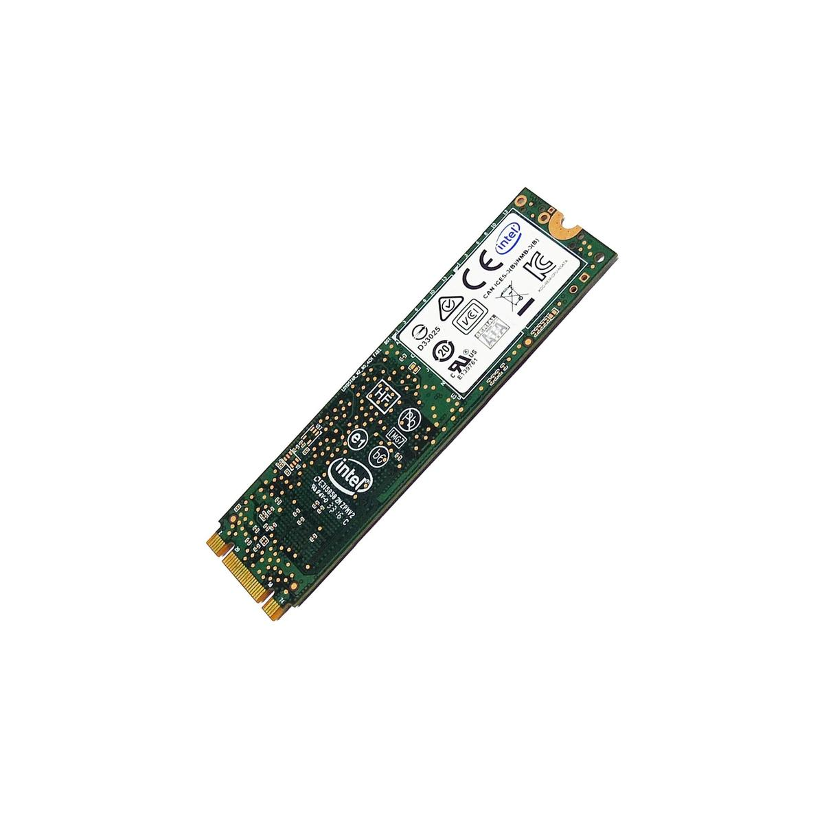 Un SSD M.2 Intel verde con pin di contatto dorati e vari loghi di certificazione su sfondo bianco.