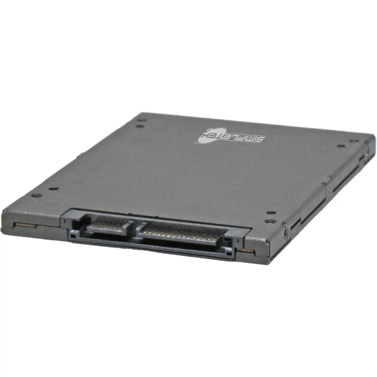 Un'unità SSD interna grigia con connettori SATA visibili sul davanti su sfondo bianco.