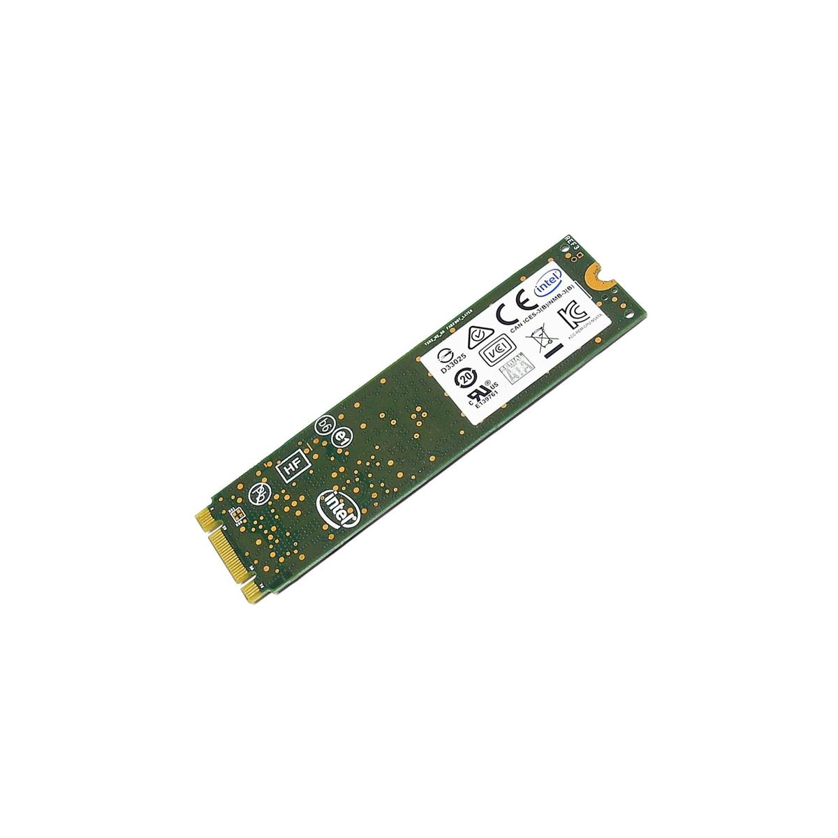 Un SSD M.2 Intel verde è mostrato diagonalmente su sfondo bianco, con etichette normative e connettori dorati.