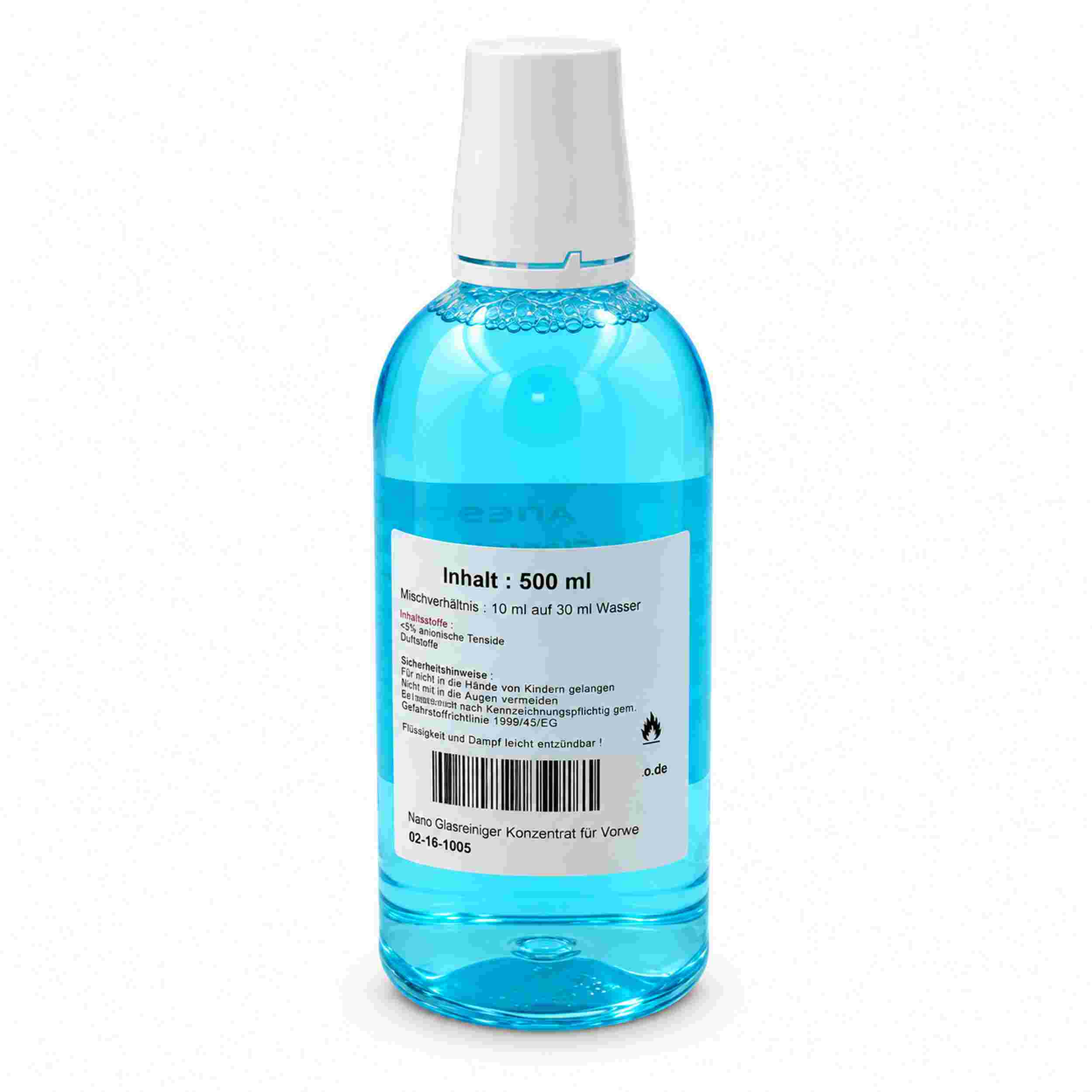 Eine blaue Plastikflasche mit weißem Deckel und weißem Etikett, die Nano Glasreiniger enthält, isoliert auf weißem Hintergrund.