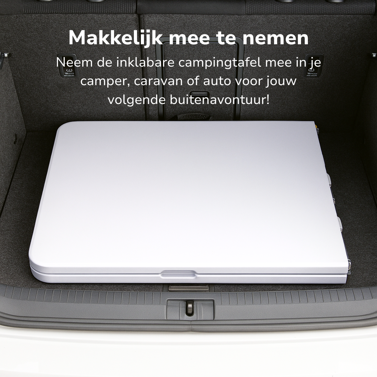 Une table de camping blanche et pliable dans le coffre d'une voiture.