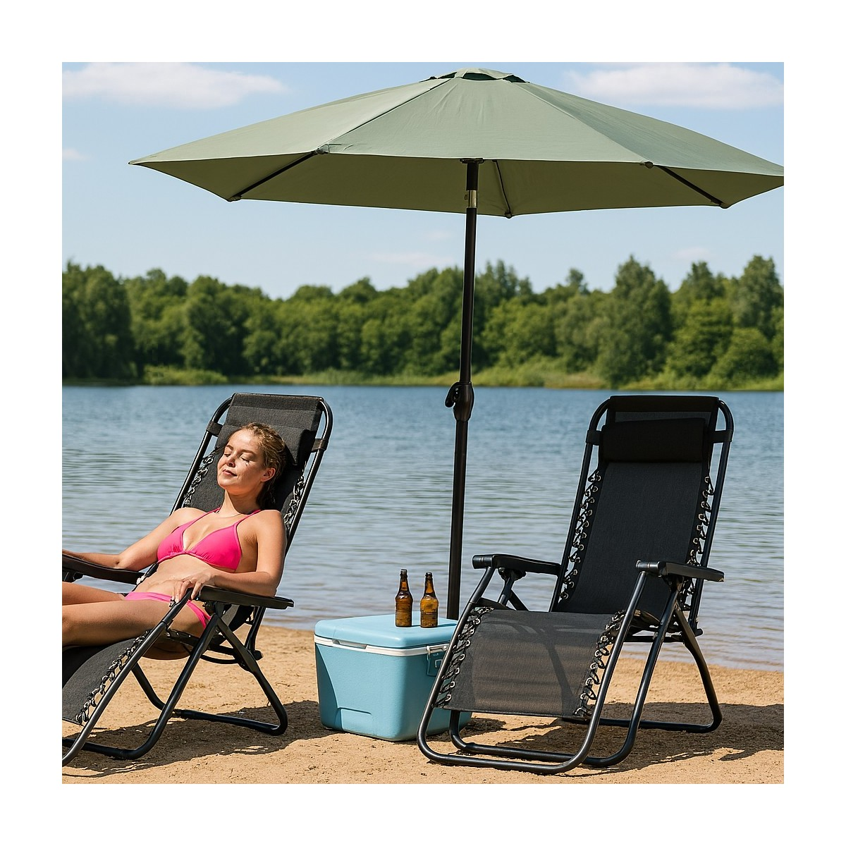 Een vrouw in een roze bikini ontspant op een strandstoel onder een groene parasol bij een meer.