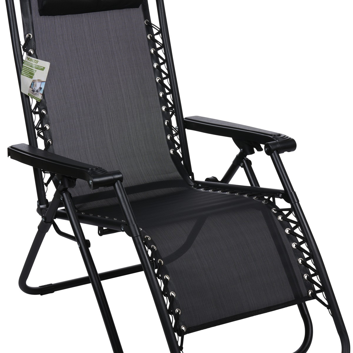 Une chaise longue de jardin pliante noire avec tissu en maille et accoudoirs sur fond blanc.