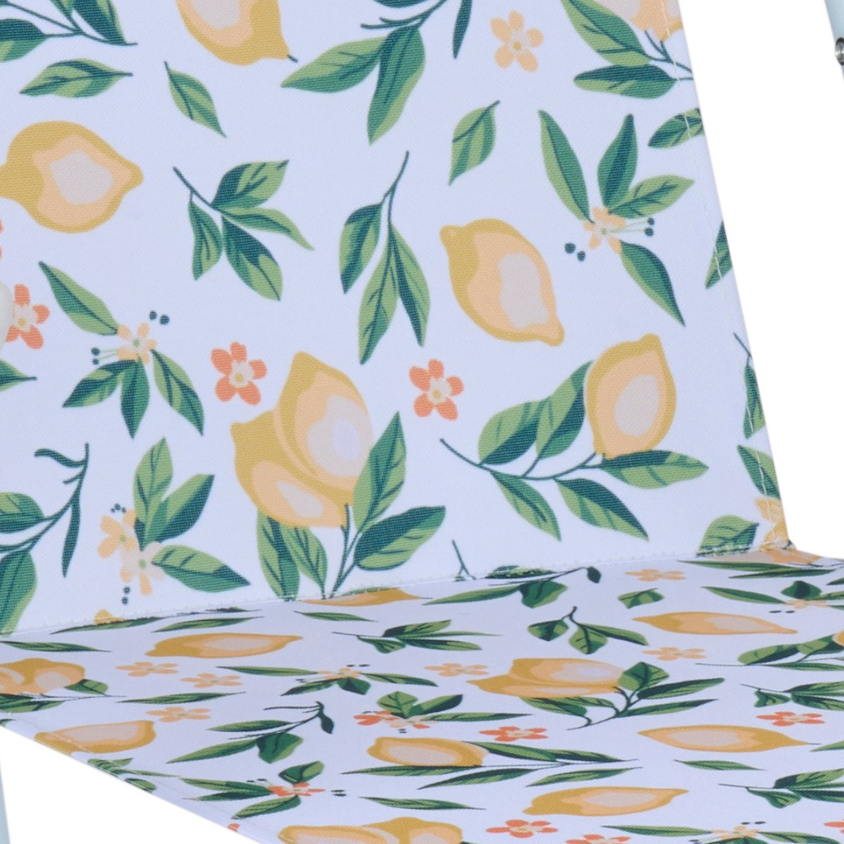 Stoel met een patroon van citroenen, groene bladeren en kleine bloemen op witte stof.