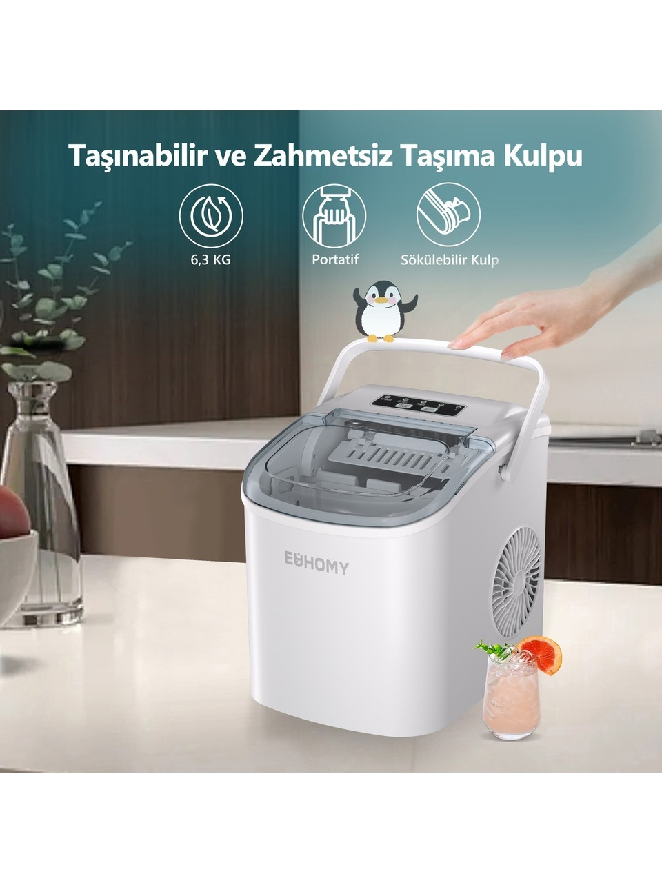 Tezgah üzerinde beyaz bir buz makinesi, kulpunu tutan el ve bir bardak içecek.