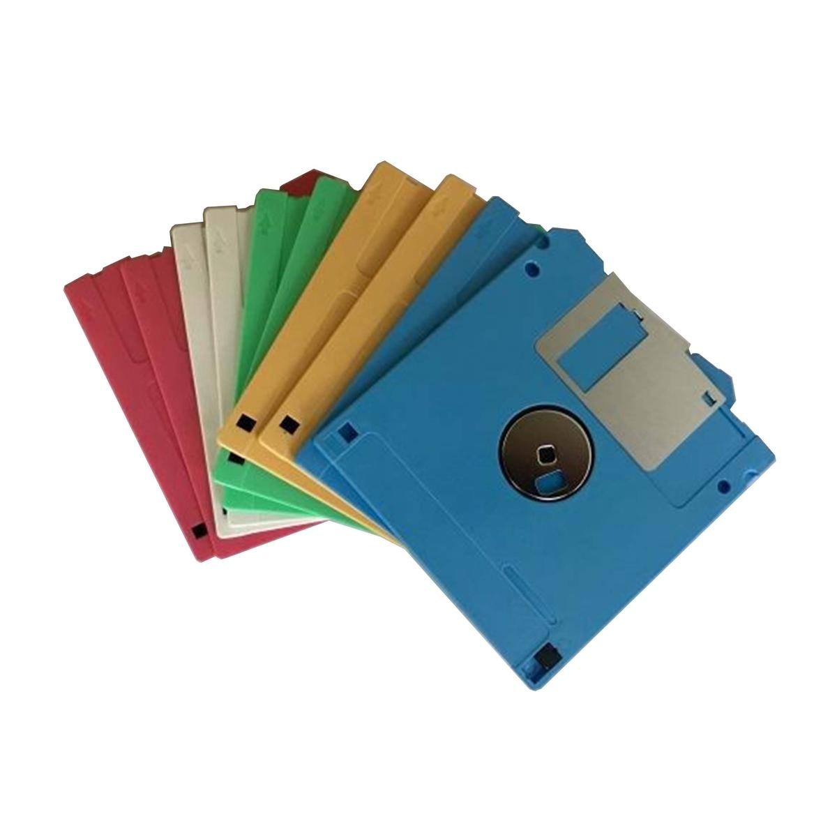 Un ventaglio di colorati dischetti da 3,5 pollici blu, gialli, verdi, bianchi e rossi su sfondo bianco.