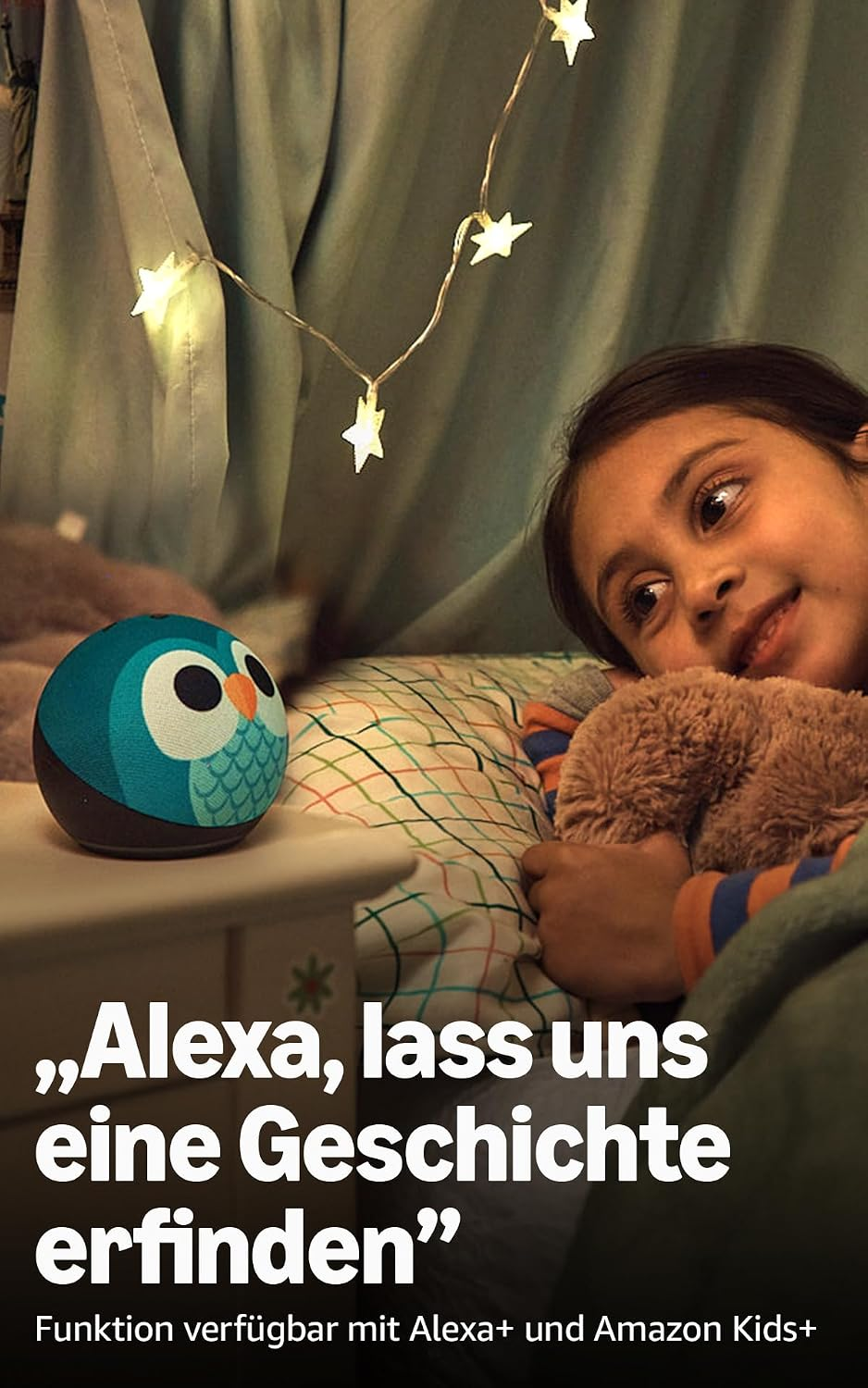 Ein Mädchen liegt im Bett neben einer Eulen-Lautsprecherbox, beleuchtet von einer Lichterkette.
