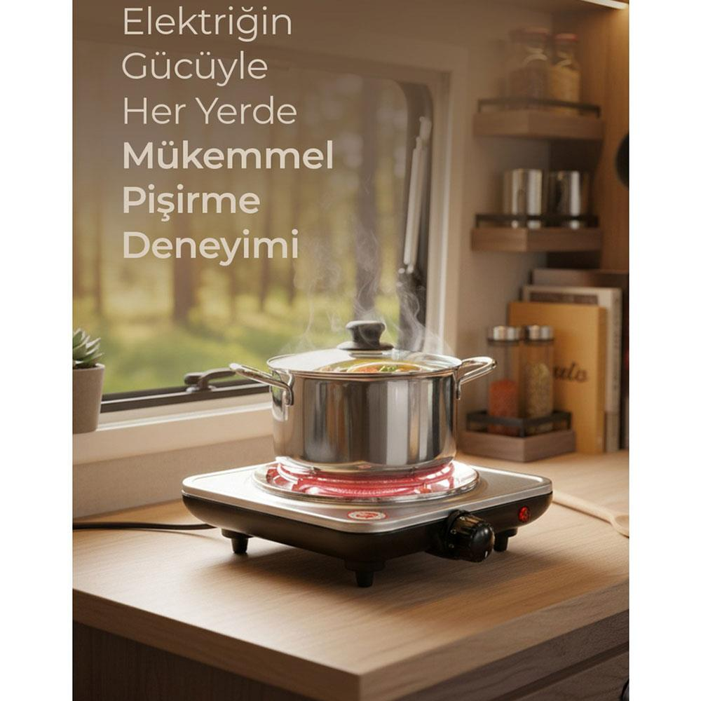 Pencere manzaralı bir mutfakta elektrikli ocak üzerinde buharlasan tencere.