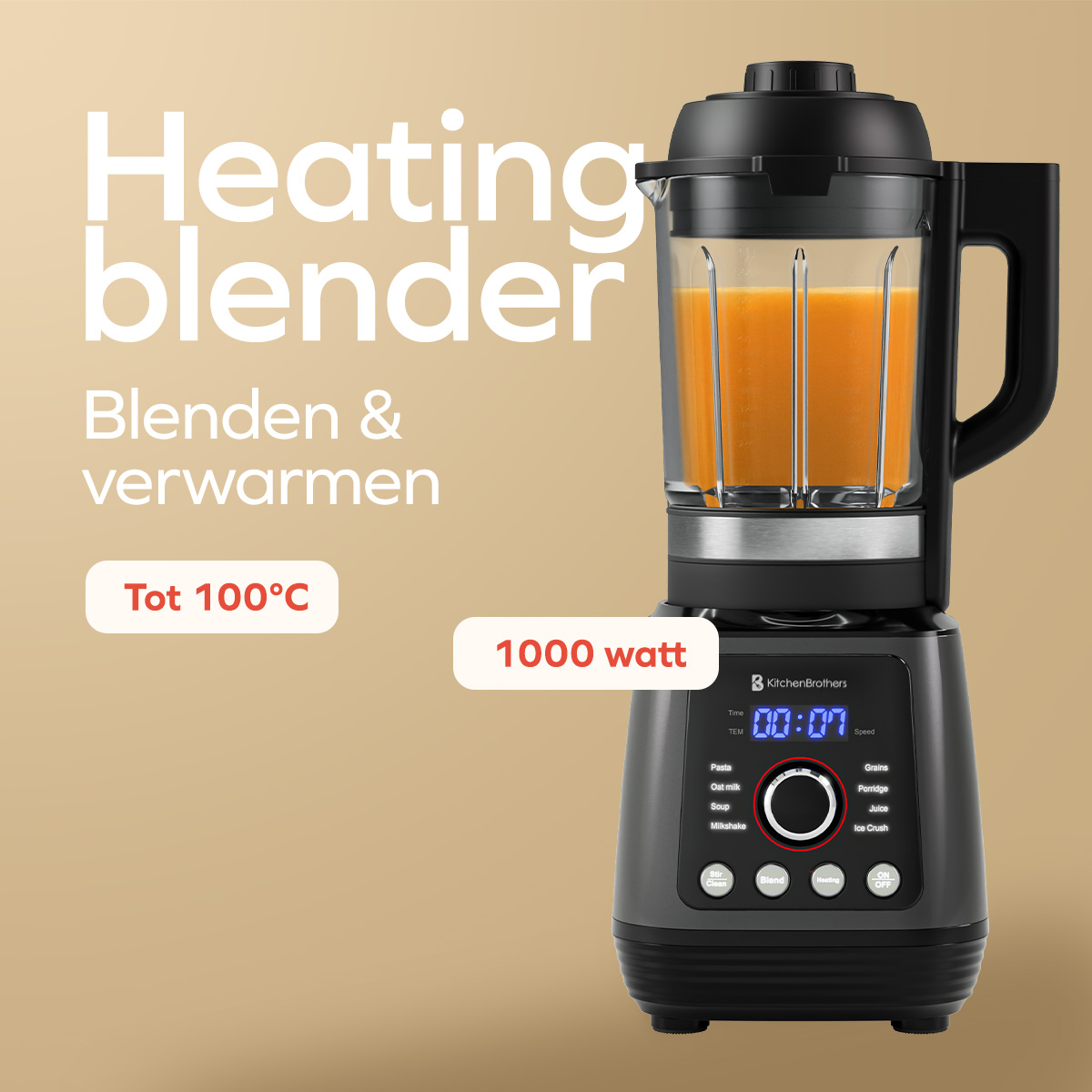 Ein schwarzer Standmixer mit digitalem Display und orangefarbenem Inhalt steht auf beige-goldenem Hintergrund mit Text.