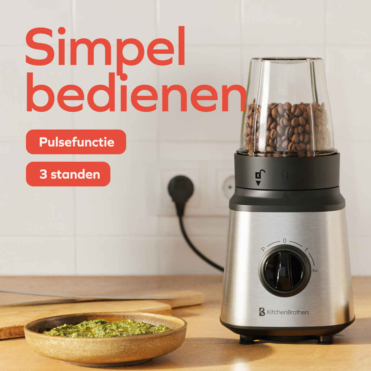 Kaffeemühle mit Kaffeebohnen auf einer Holzarbeitsplatte, daneben eine Schüssel Pesto.