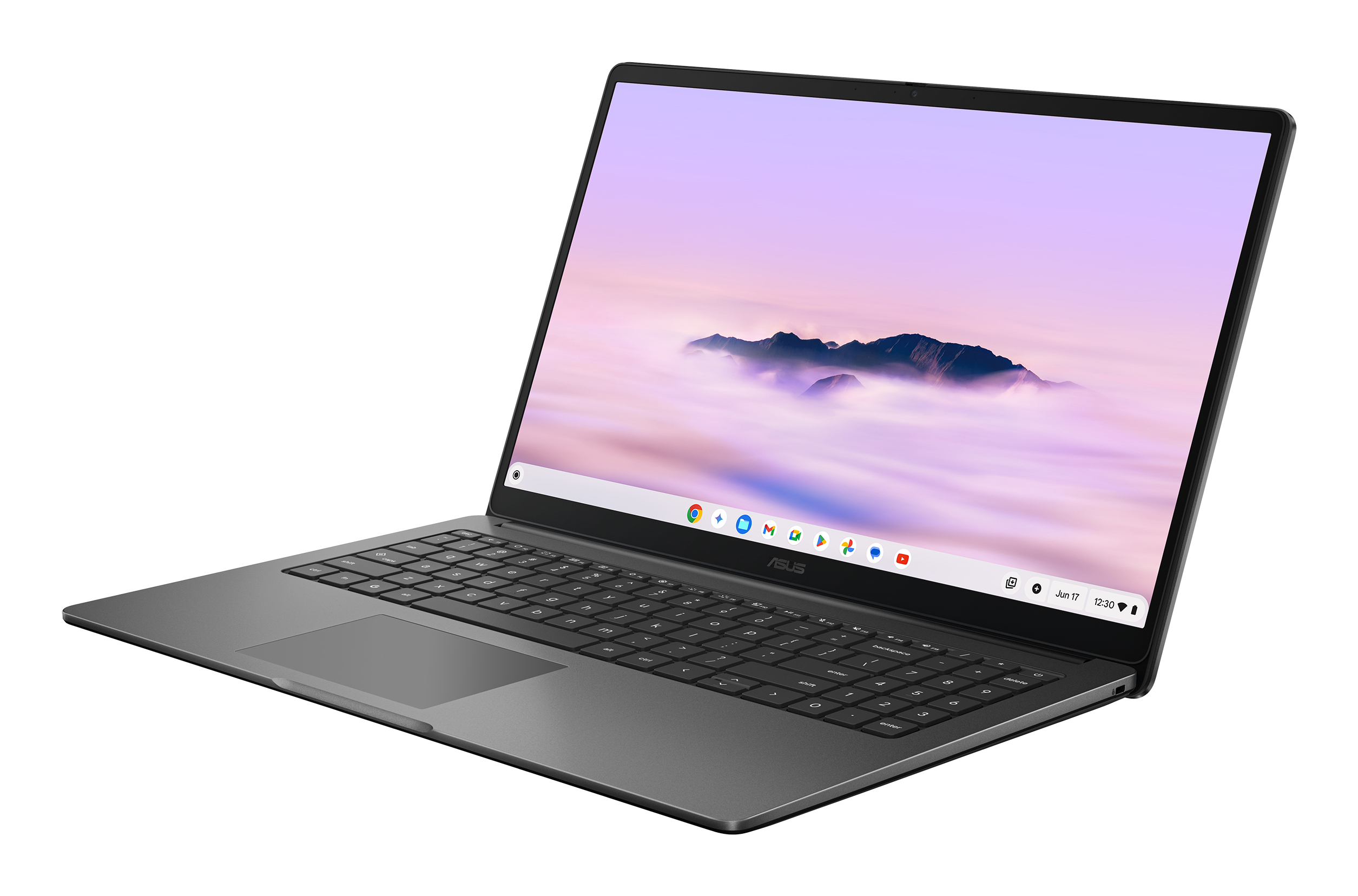 Ein grauer ASUS Laptop auf weißem Hintergrund mit einem Bild von Bergen im Nebel als Bildschirmhintergrund.