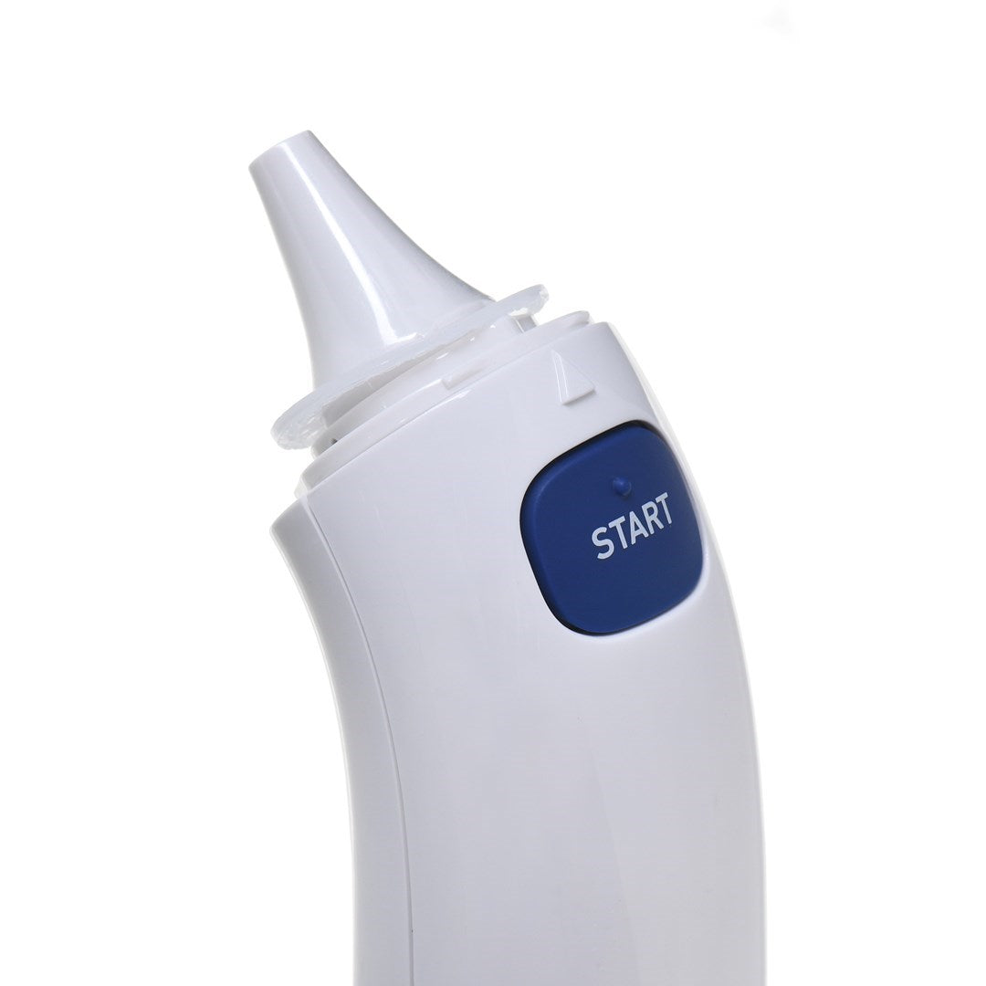 Nahaufnahme eines weißen Ohrthermometers mit einer blauen Start-Taste auf weißem Hintergrund.